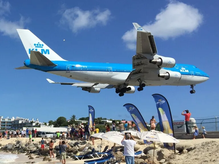 セントマーチン上空を低空飛行するKLMジャンボ機