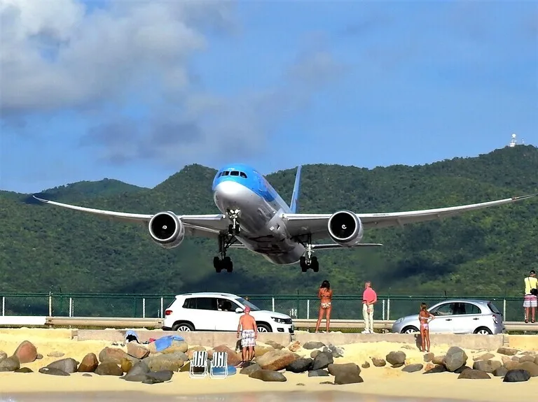 セントマーチンの空港を離陸するKLMジャンボ機