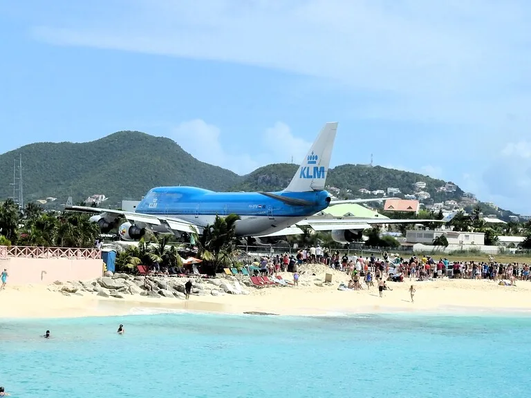 セントマーチンのプリンセス・ジュリアナ国際空港を出発するKLMジャンボ機