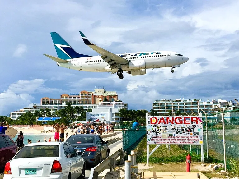 セントマーチンの空港へアプローチするWest JET機