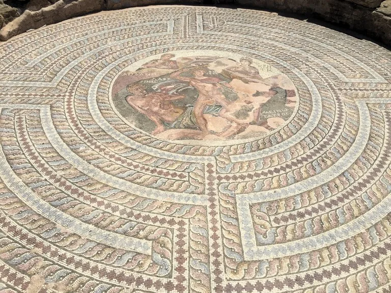 キプロス島・パフォス(Paphos)の考古遺跡群にあるモザイク床「ハウス・オブ・ディオニュソス」